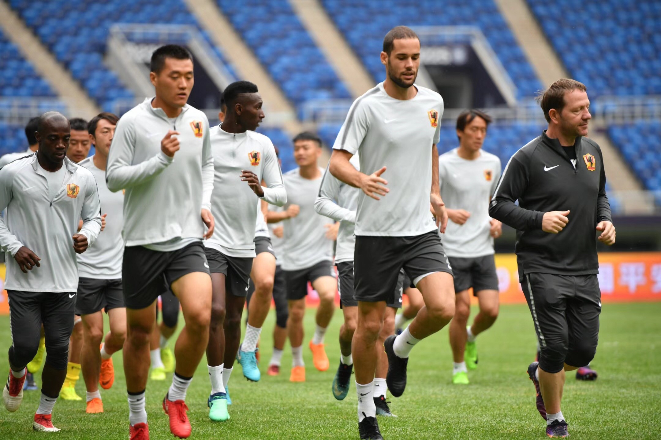 jiuyou网页登录-冲刺阶段上海久事远射贴柱：欧联节点到来，压力陡增，赛程密集仍需轮换